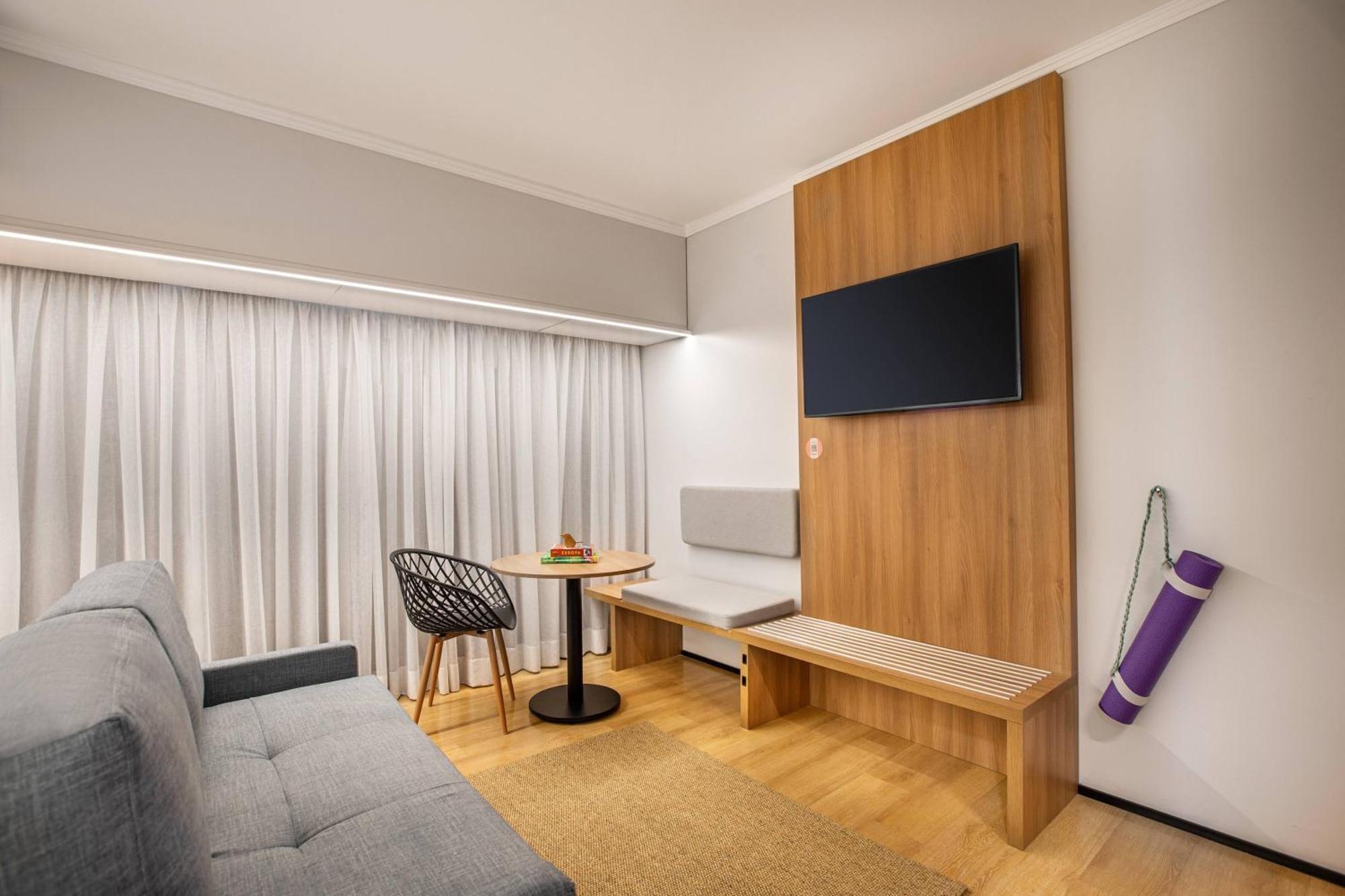 The Studio Queen,1758532193:JPEG